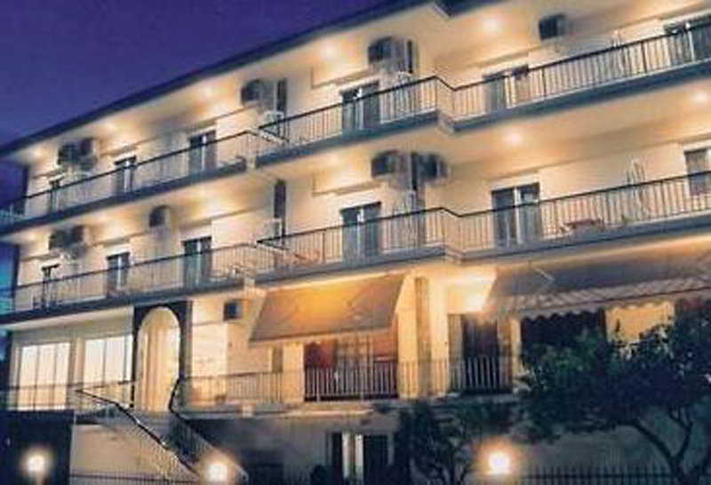Iris Hotel Nea Kallikrateia Exterior photo
